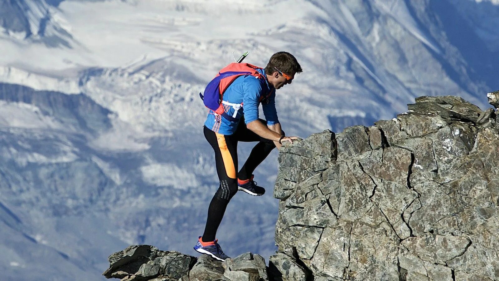 Go up high. Тони Курц альпинист. Подъем в гору. Человек взбирается на гору. Восхождение на гору.