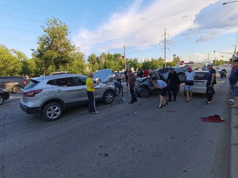 Волгоград дорожные происшествия. Дтп волгоград красноармейский. Жесть волгограда аварии. Происшествие волгограде аварии. Чп в красноармейском районе волгограда.