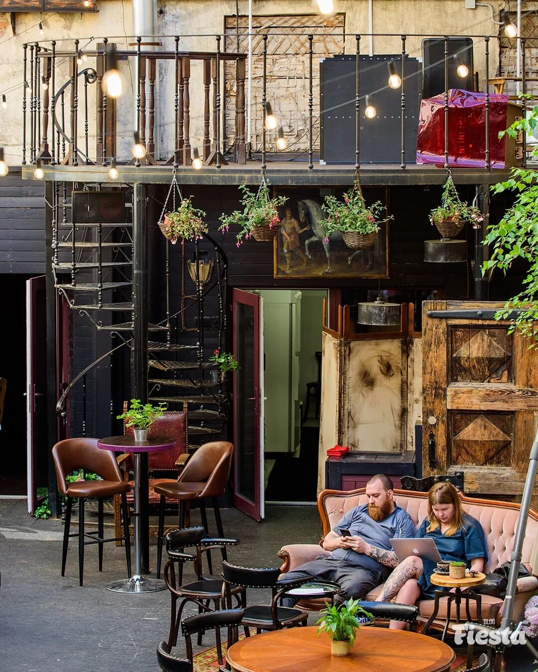 Бакинский дворик санкт-петербург гороховая. Мерула винный бар спб мошков переулок. Скотный двор питер бар. Тауни бар спб. Ресторан дворик спб.