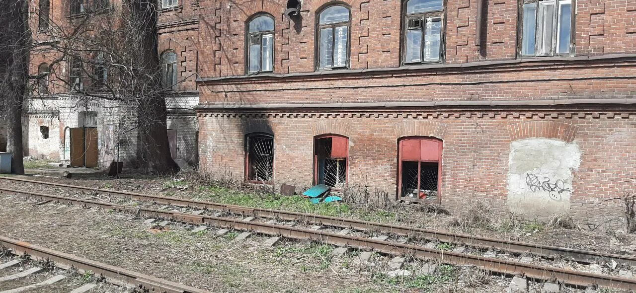 Д красненькая тамбовская. Красные казармы Волгоград. Красное кирпичное здание трехэтажное. Красные казармы пожар. Красные казармы Гатчина.