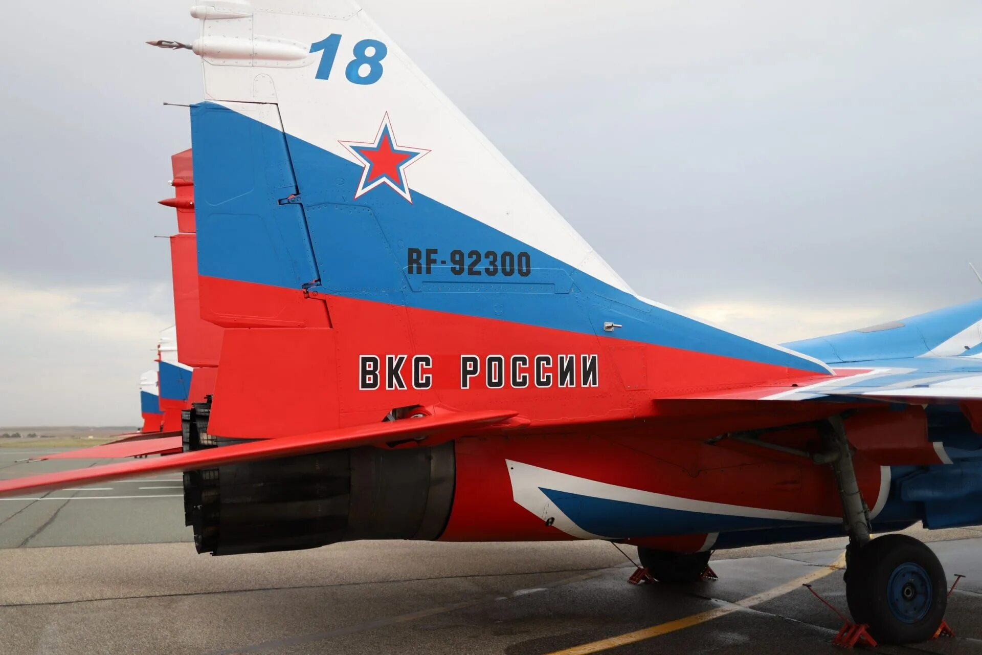 Ту-154м россия. Споттинг английский язык. Миг-29 ввс россии. Миг-29 пилотаж старые снимки. Авиакомпания стриж авиа.