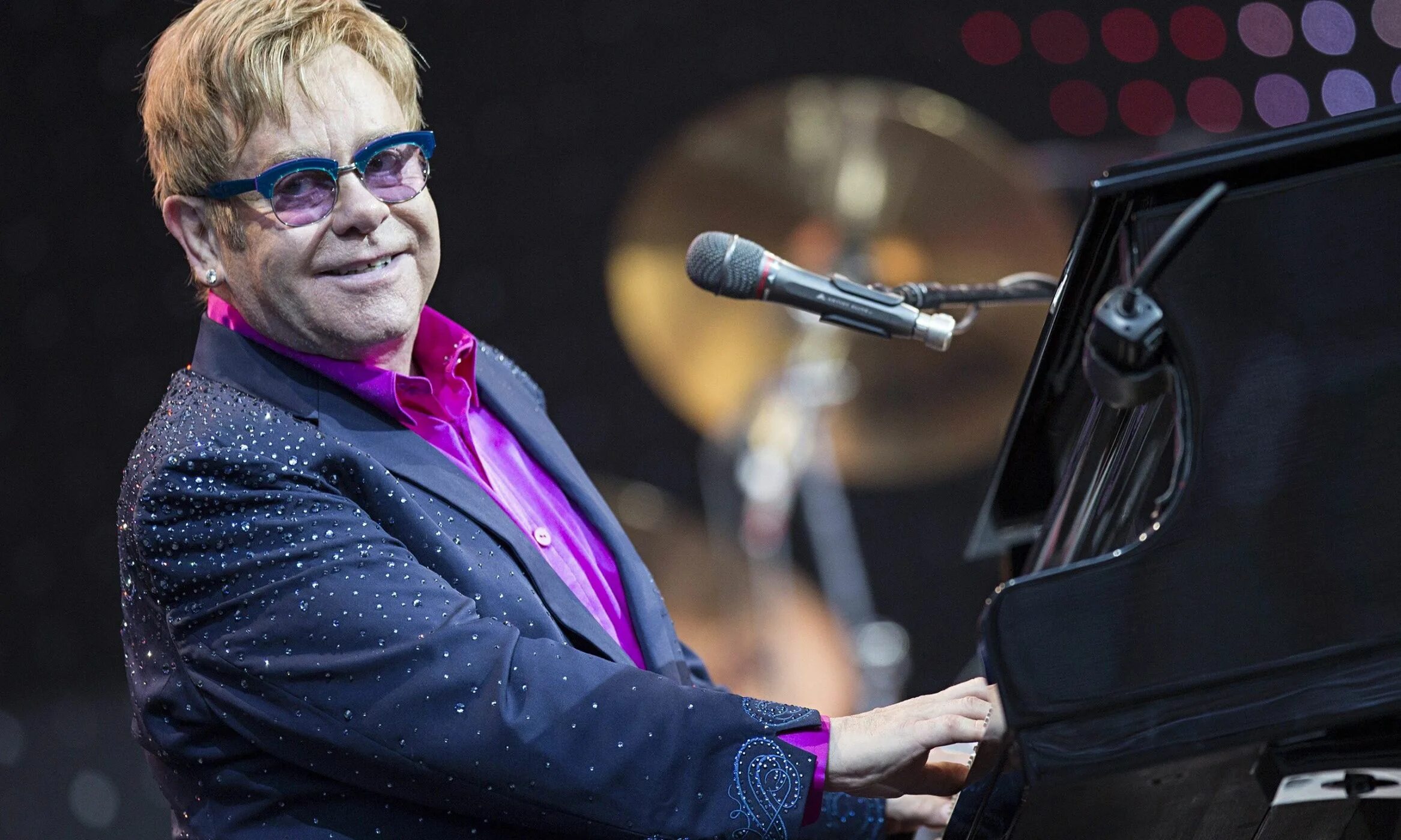 Elton john rock. Элтон Джон. Elton John на сцене. Elton John со сцены 2022. Пианист Элтон Джон.