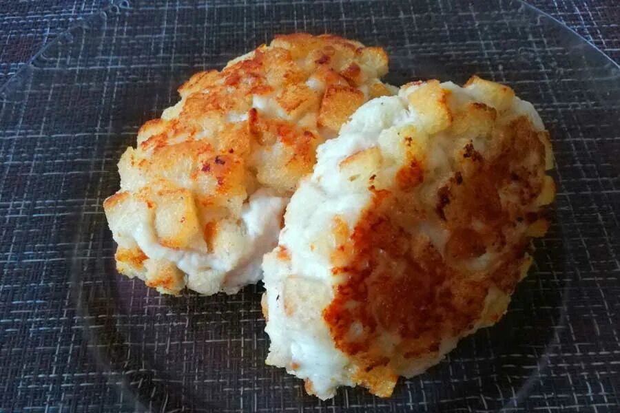 Котлеты пожарские в духовке. Котлеты в сухариках кубиками в духовке. Котлета пожарская классический рецепт. Пожарские котлеты из курицы. Котлеты пожарские.
