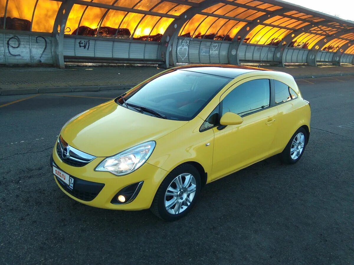 Купить опель корсу в москве. Опель Корса 1.4 автомат жёлтый. Opel Corsa 1.4. Опель Корса желтый 2011. Opel Corsa d Рестайлинг II 1.4 at.