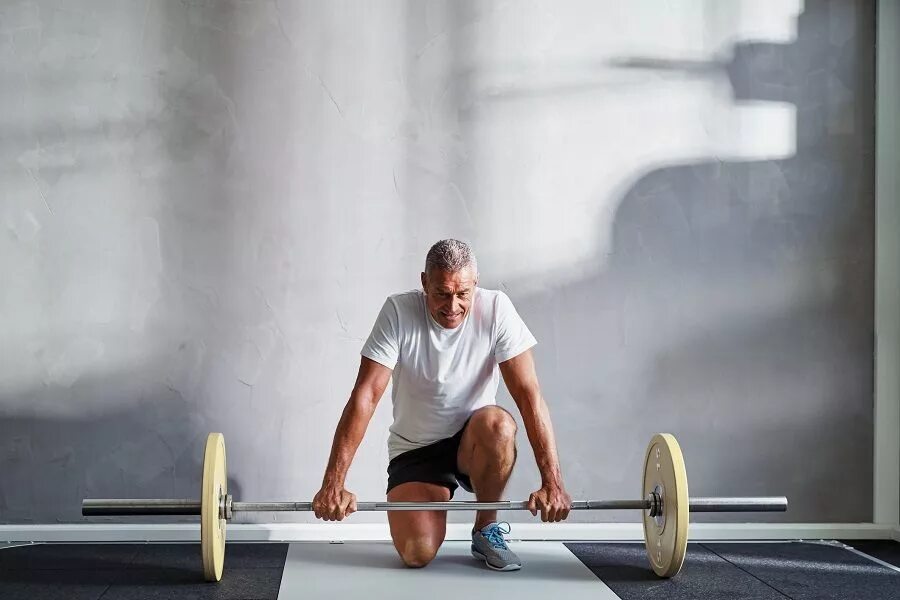 Stronger over. Тренировки с тяжестями в 70 лет. Senior man Lifting. Таскать тяжелый вес в зале фото.