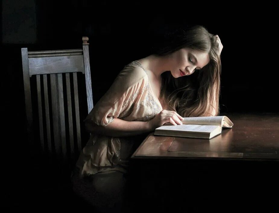 Чтение при тусклом свете. Свет при чтении. Чтение при плохом освещении. Чтение в одиночестве. Читать ночь с бывшей