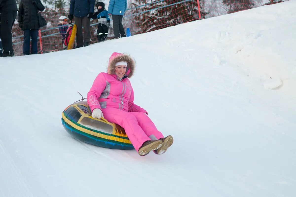 Муринский парк горки. Игора тюбинг. Охта парк тюбинг. Катание на ватрушках. Красное озеро ватрушки.