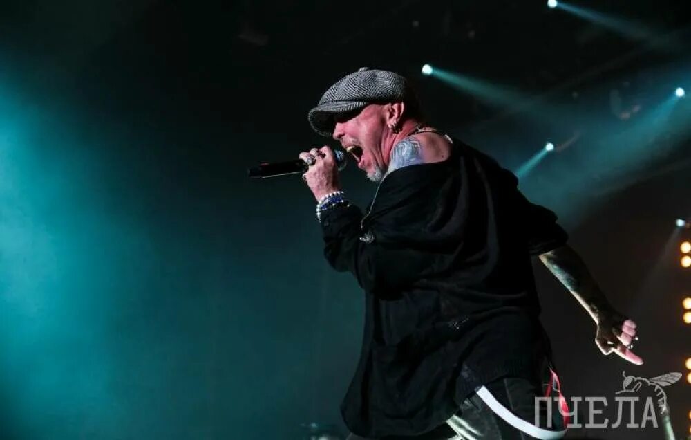 Сукачев образы. Последний концерт сукачева. Гарик сукачев. Гарик сукачев в кеппи. Фото с концерта гарика сукачева 4 февраля.