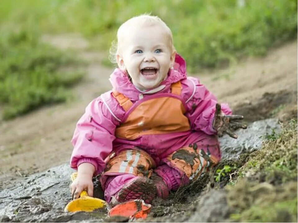 Дети пришедшие в мае. Счастливый ребенок в грязи. Счастливый ребенок в луже.
