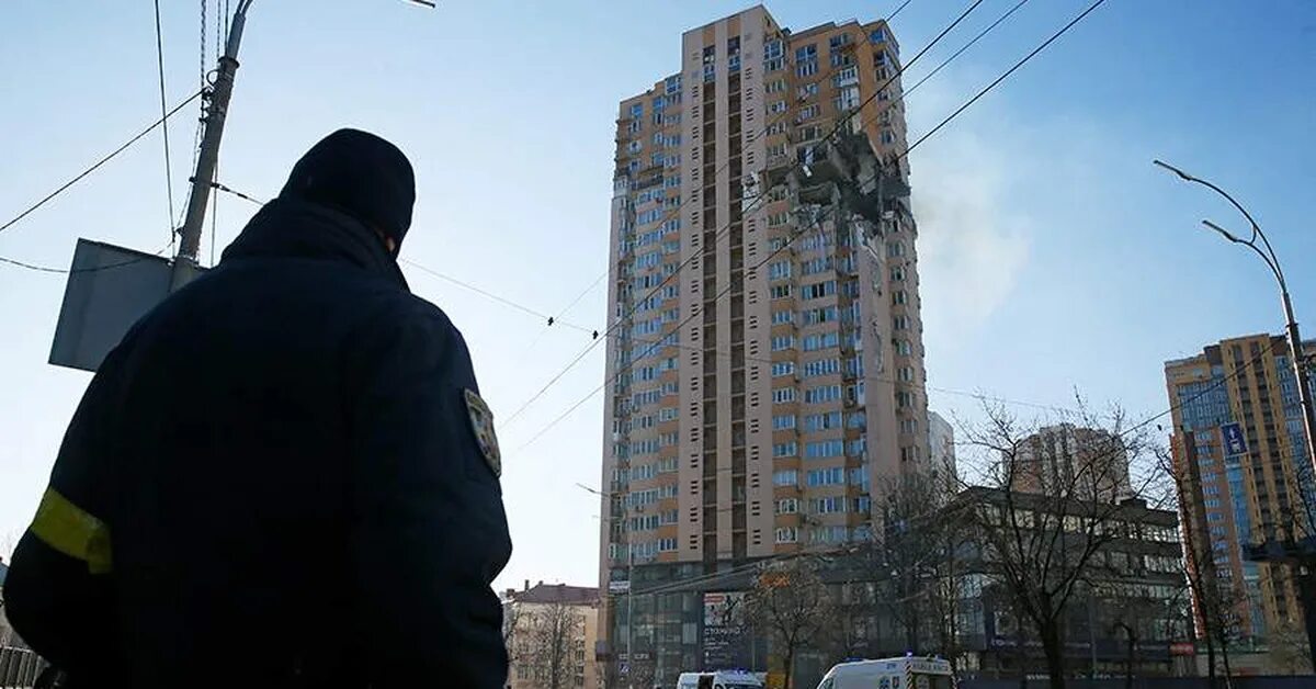 Взорванное здание в киеве. Взорванный дом в киеве. Попадание ракеты в жилой дом в киеве. Удар по многоэтажке в киеве. Киев лобановского ракета.