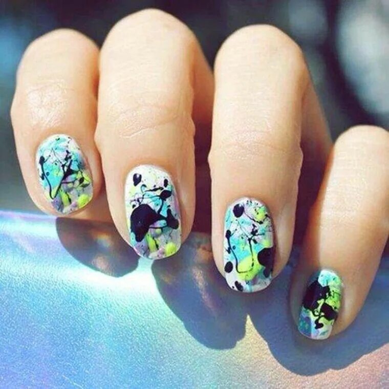 Painting nails. Маникюр с брызгами. Маникюр брызги красок. Маникюр природа. Брызги на ногтях дизайн.