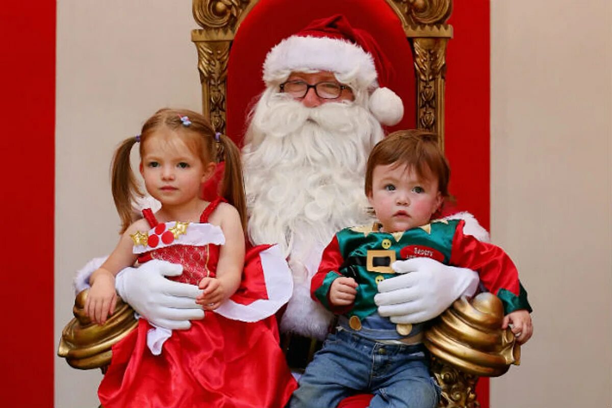 Малыши дед мороз. Дед Мороз для детей. Фотосессия с дедом Морозом. Санта и дети.