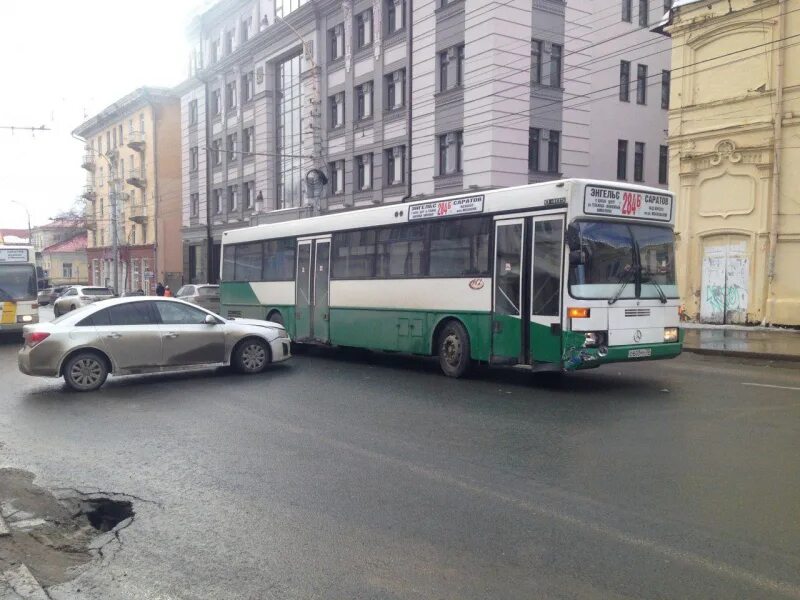 Автобус 284 б. Троллейбус 284б Энгельс. Автобус 284б Саратов. Легковушка троллейбус. Столкнулись на Московской троллейбус и автобус.