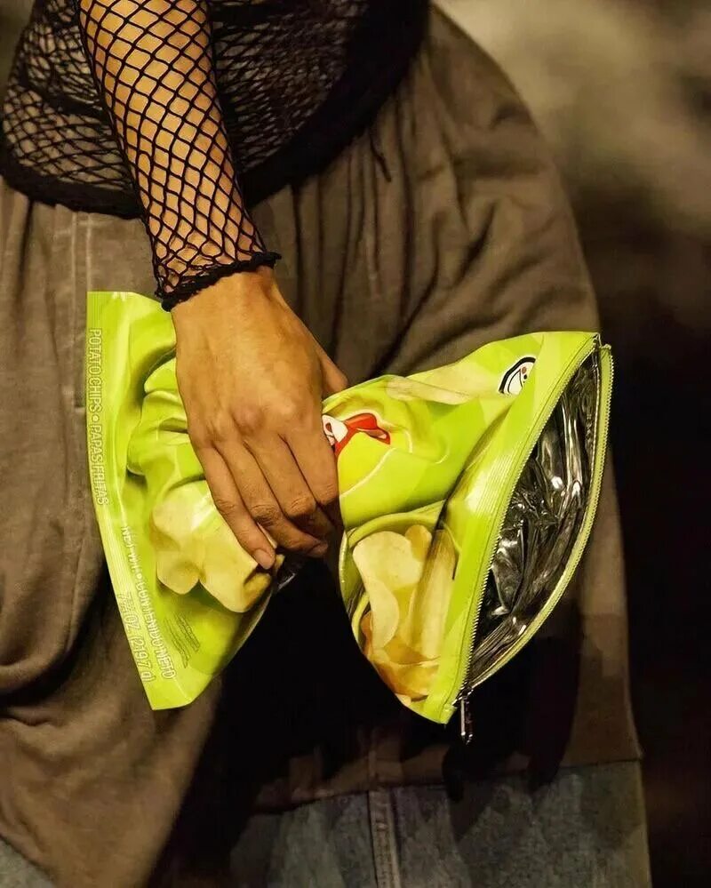 Кошелек в виде чипсов. Balenciaga сумка lays. баленсиага сумка чипсы. баленсиага лейс. сумка баленсиага пачка чипсов.