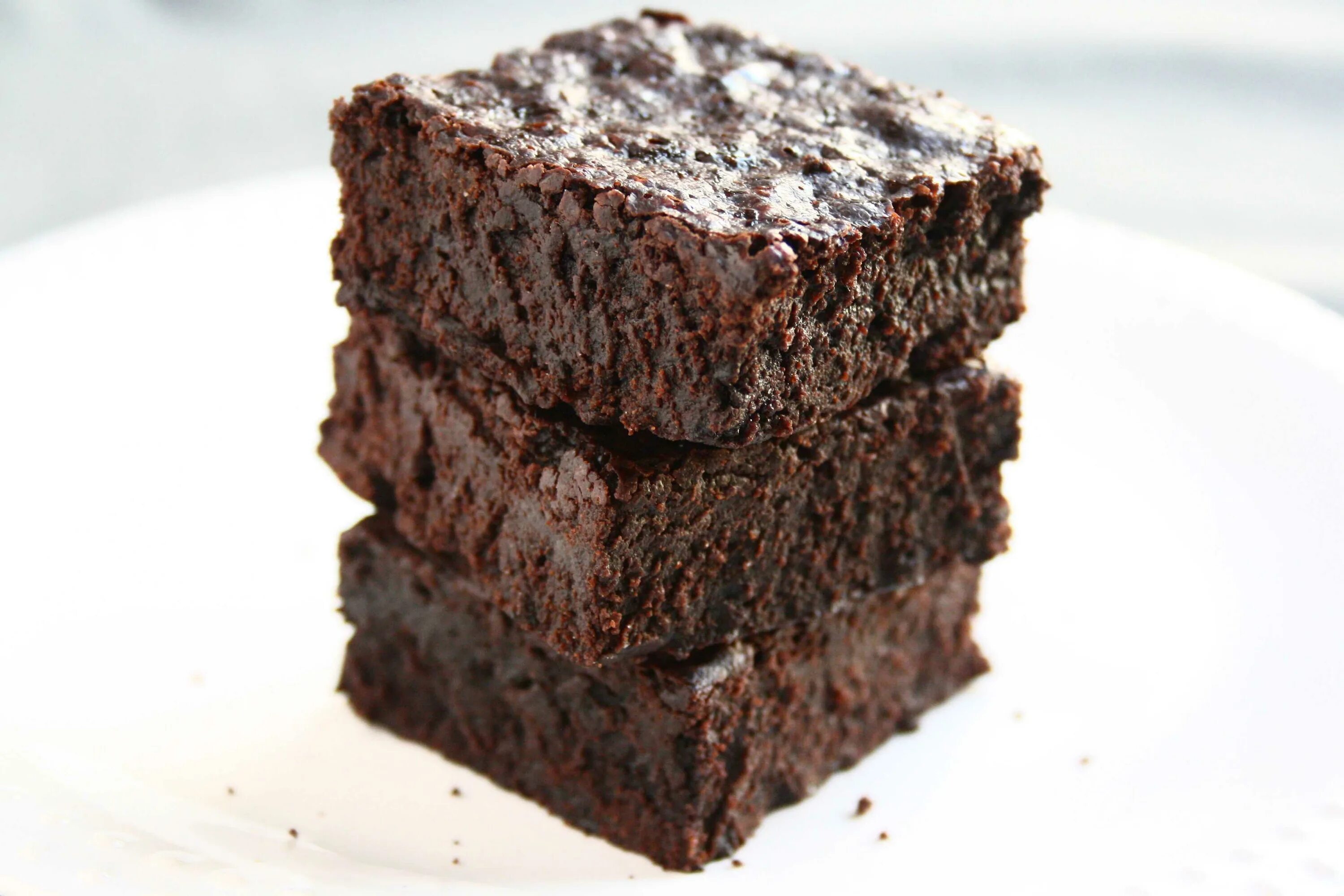 Негорький брауни. Шоколадный бисквит брауни. Брауни внутри. Американский десерт брауни. Брауни классический.