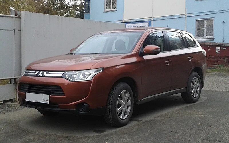 Мицубиси аутлендер московская область. Mitsubishi Outlander 2.0. Митсубиси Аутлендер 2012 коричневый. Mitsubishi Outlander, 2012 год 2л. Митсубиси Аутлендер 2012 года коричневый.