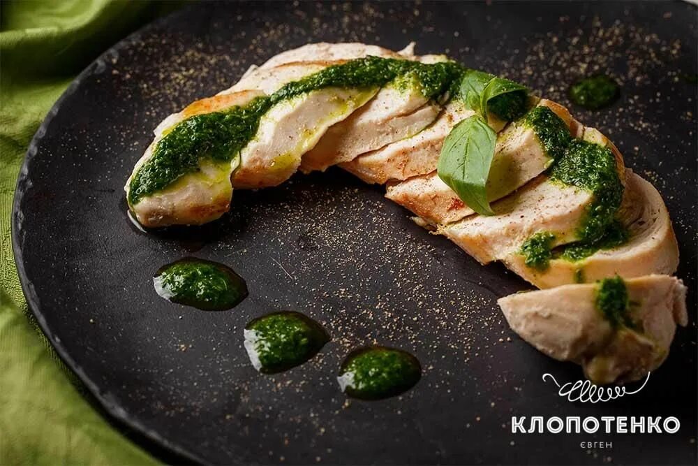 Куриная грудка sous vide. Горячие блюда. Филе курицы сувид. Курица в зеленом соусе. Куриная грудка с соусом песто.