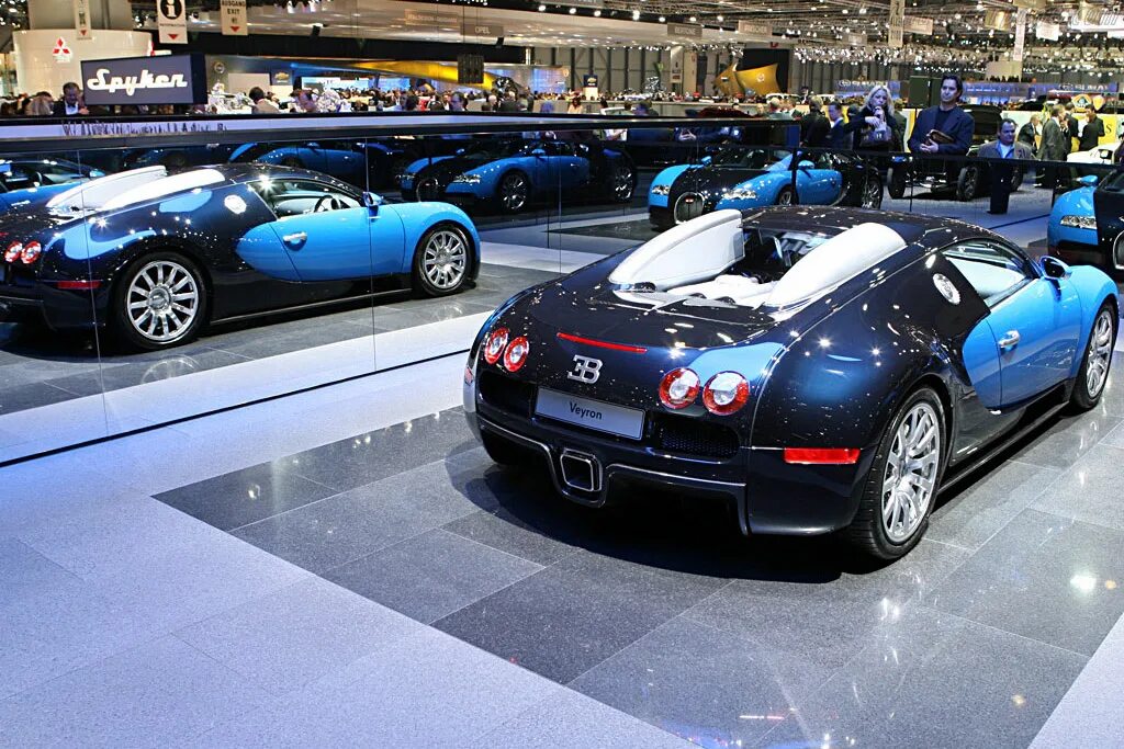 Bugatti Veyron 2005. Бугатти Вейрон 2007. Автосалон Бугатти. Bugatti Veyron салон. Bugatti 15