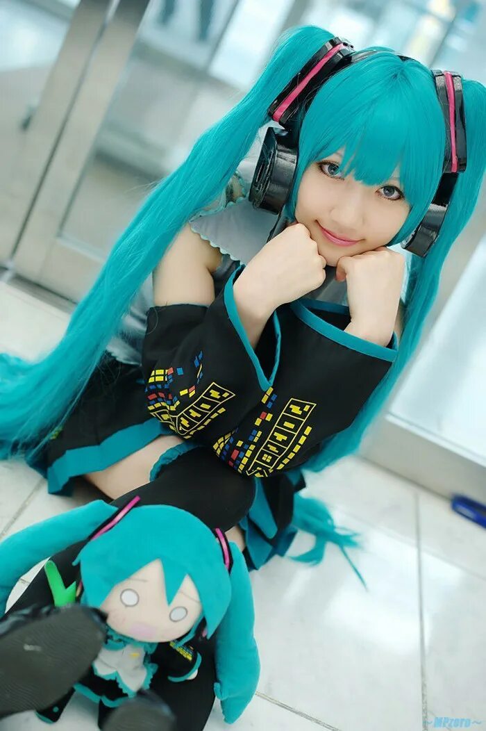 Hatsune miku cosplay. Косплей Хацуне Мику костюм. Костюм Хатсуне Мику. Хатсуне Мику косплей.