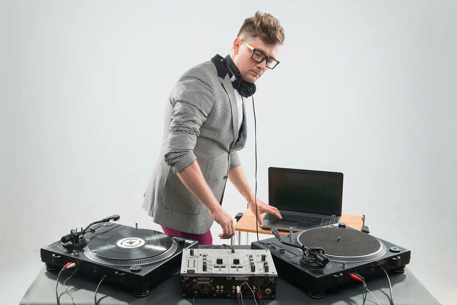 Стол диджея. Парень диджей. D j работа. Фотосессия для диджея. Dj филатов.