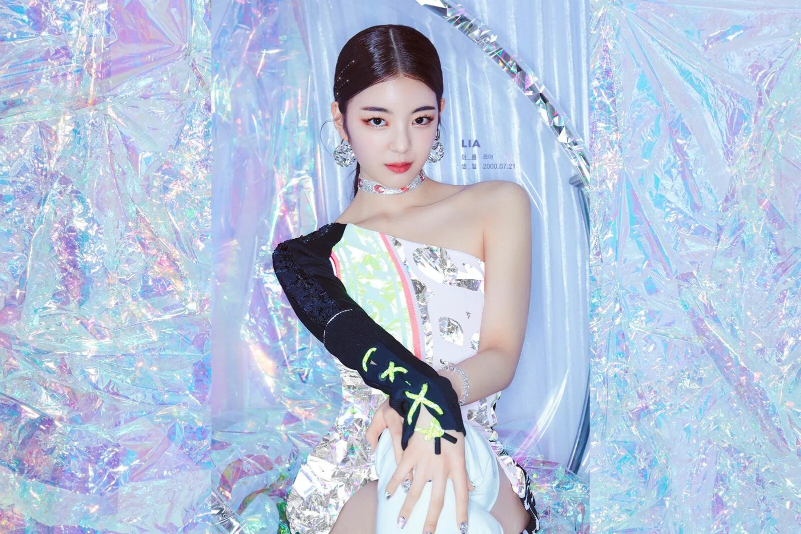 Itzy album. Чхве джису из itzy. лайтринг itzy. йеджи icy. йоджи itzy icy.
