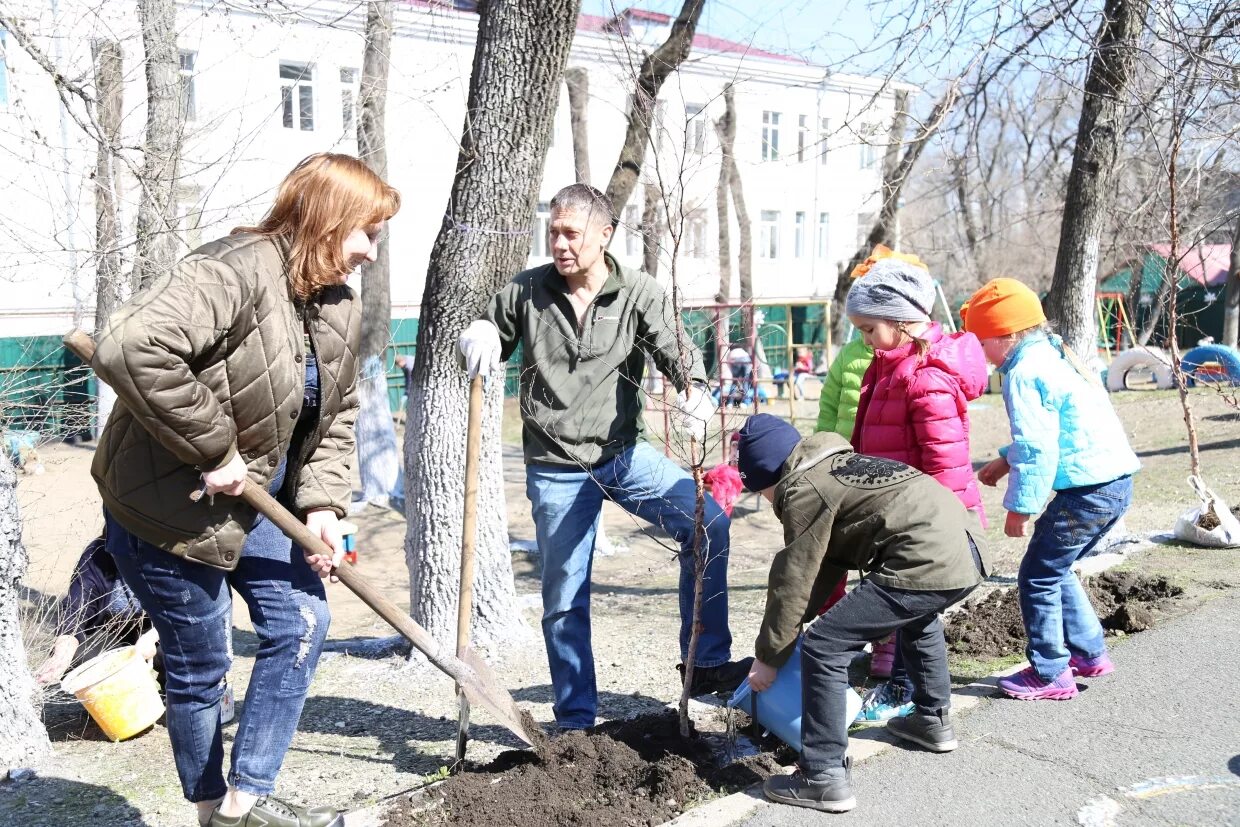 Дети на субботнике. Уборка территории. Дети на субботнике в детском саду. Школьный субботник.