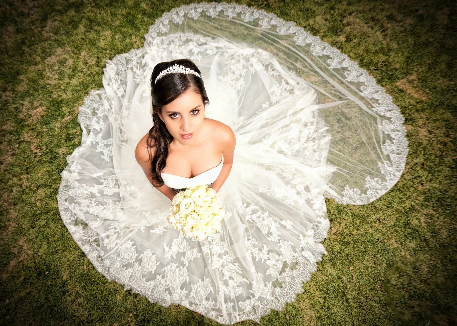 Девушки невеста красивая. Ромина невеста. Красивая девушка в свадебном платье. Красивые невесты в свадебных платьях. Фотосессия в свадебном платье.
