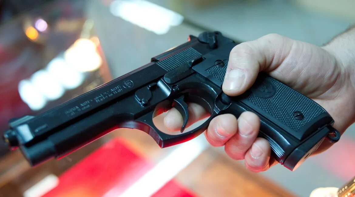 Какие пистолеты можно купить без. Неизвестный обстрелял посетителя Московского ресторана. Какое оружие у нас есть. Как часто сдавать на травматическое оружие.