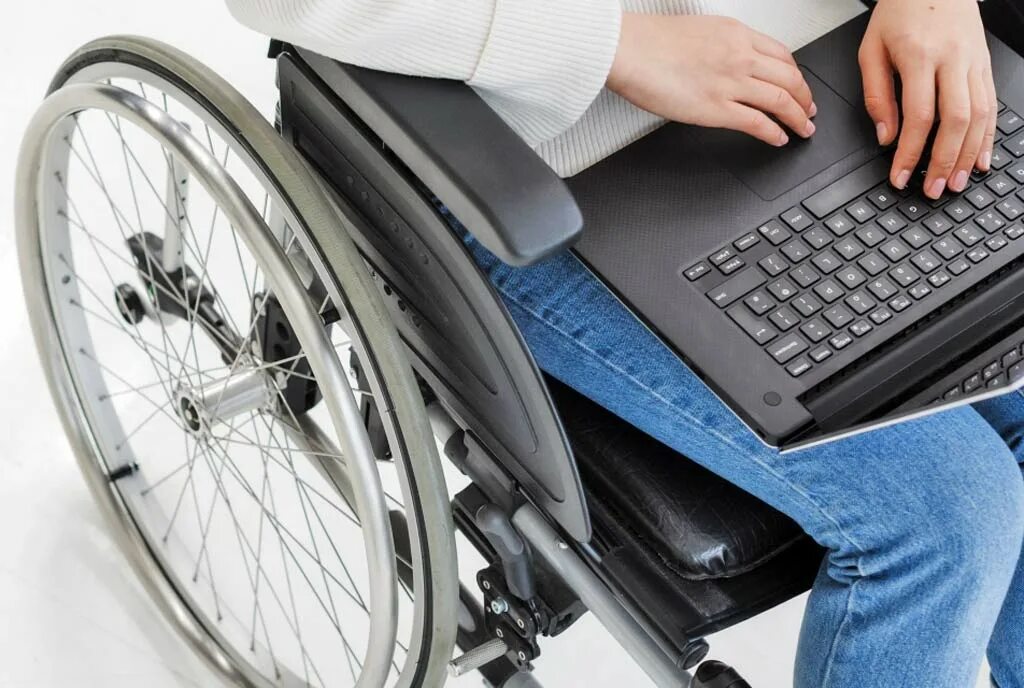 Человек оформил инвалидность. Трудоустройство инвалидов. Человек оформил инвалидность. Социально-медицинская реабилитация. Люди с инвалидностью.