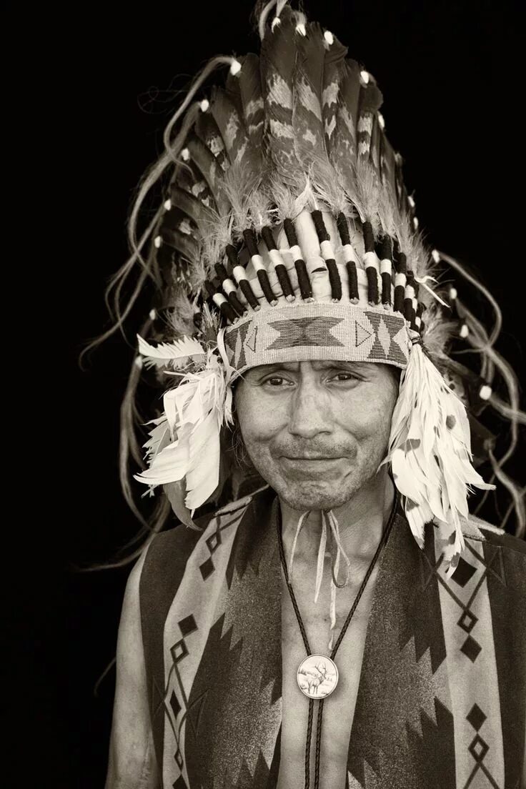 Tribal shaman. Шаман племени. Дакота племя индейцев. Индеец яки дон хуан. Шаман племени майя.