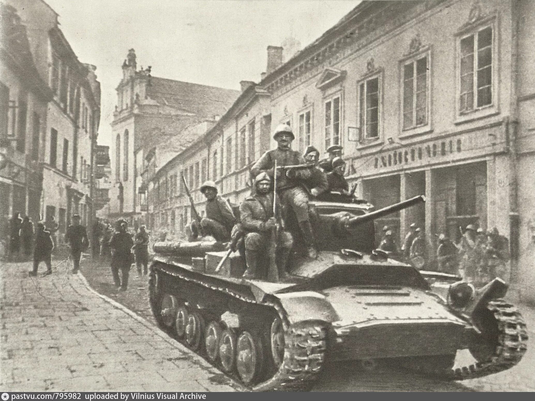 Красная армия 1944. Освобождение Вильнюса 1944. Освобождение Вильнюса от немецко-фашистских захватчиков 1944г. Освобождение Вильнюса 13 июля 1944 г. Штурм Вильнюса 1944.