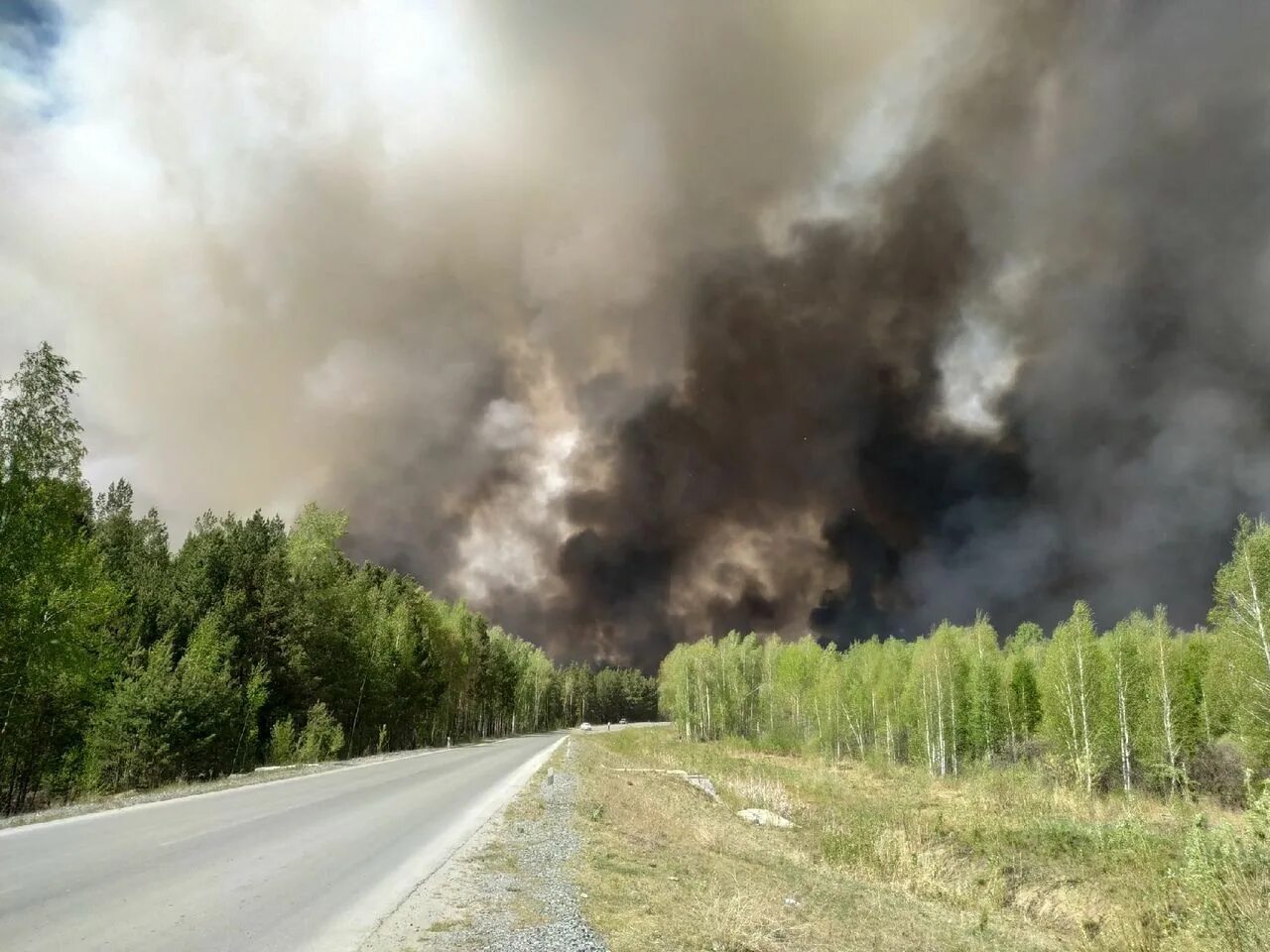 Пожар в озерах. Пожар у озера. Пожар у озера тушат. Горит лес под Тюменью. Горящее озеро Кахынайдах.