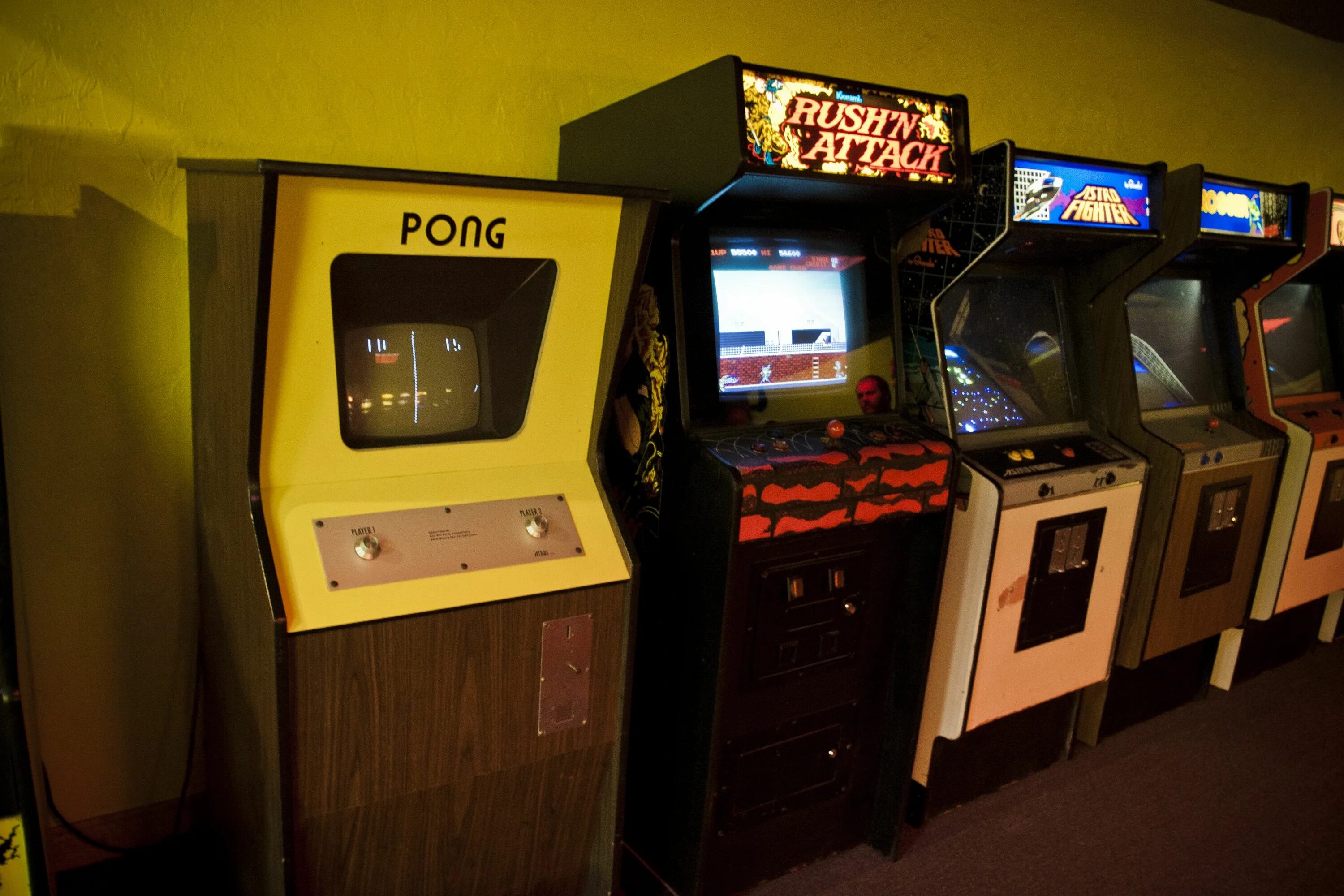 Где найти игровой автомат. Аркадный автомат Pong. Аркадный автомат Atari. Атари игровой автомат 1960.