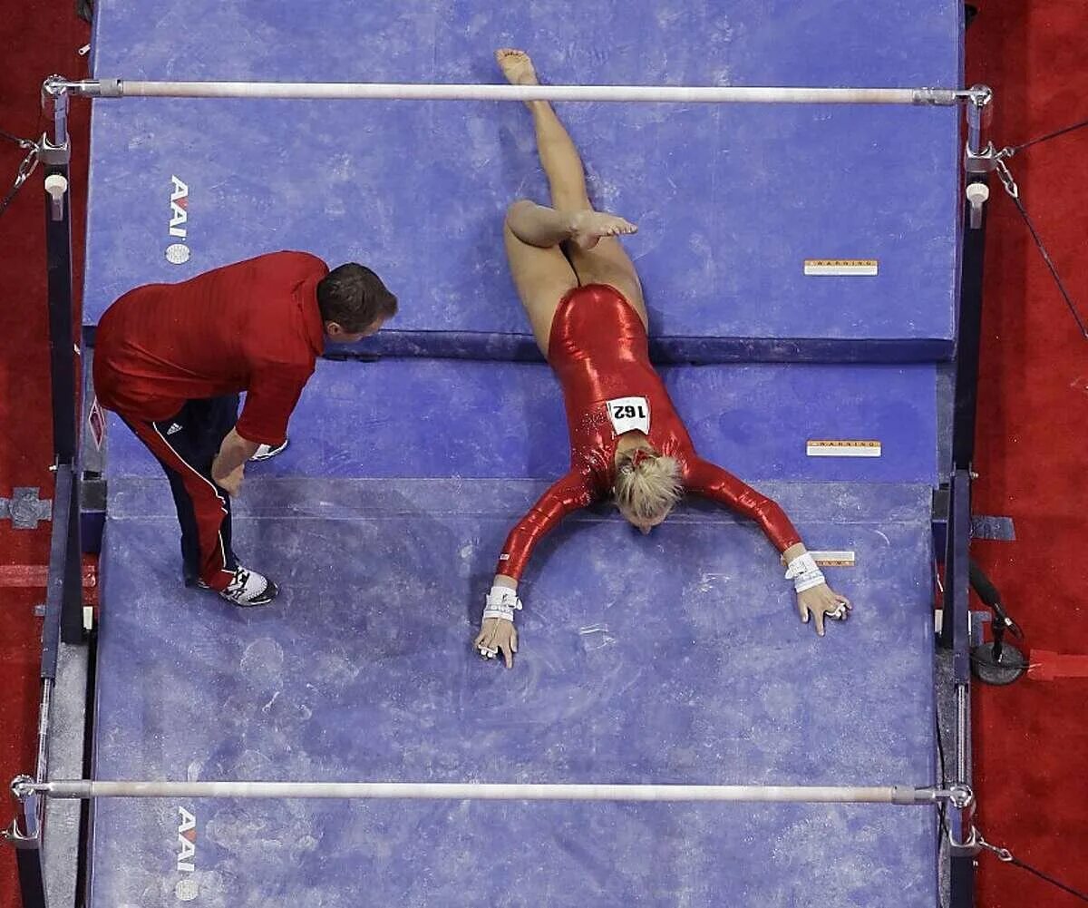 Разновысокие брусья в спортивной гимнастике. Спортивная гимнастика падения.