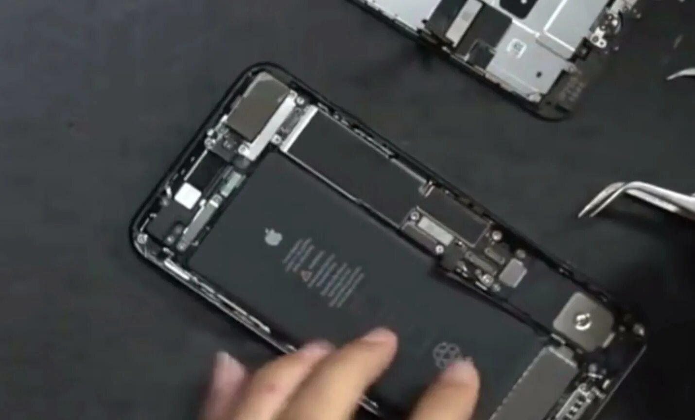 Iphone 6 plus аудиокодек. Болтики на айфон 7. Iphone 7 plus плата. Модуль памяти айфон 6. Память на 7 плюс.