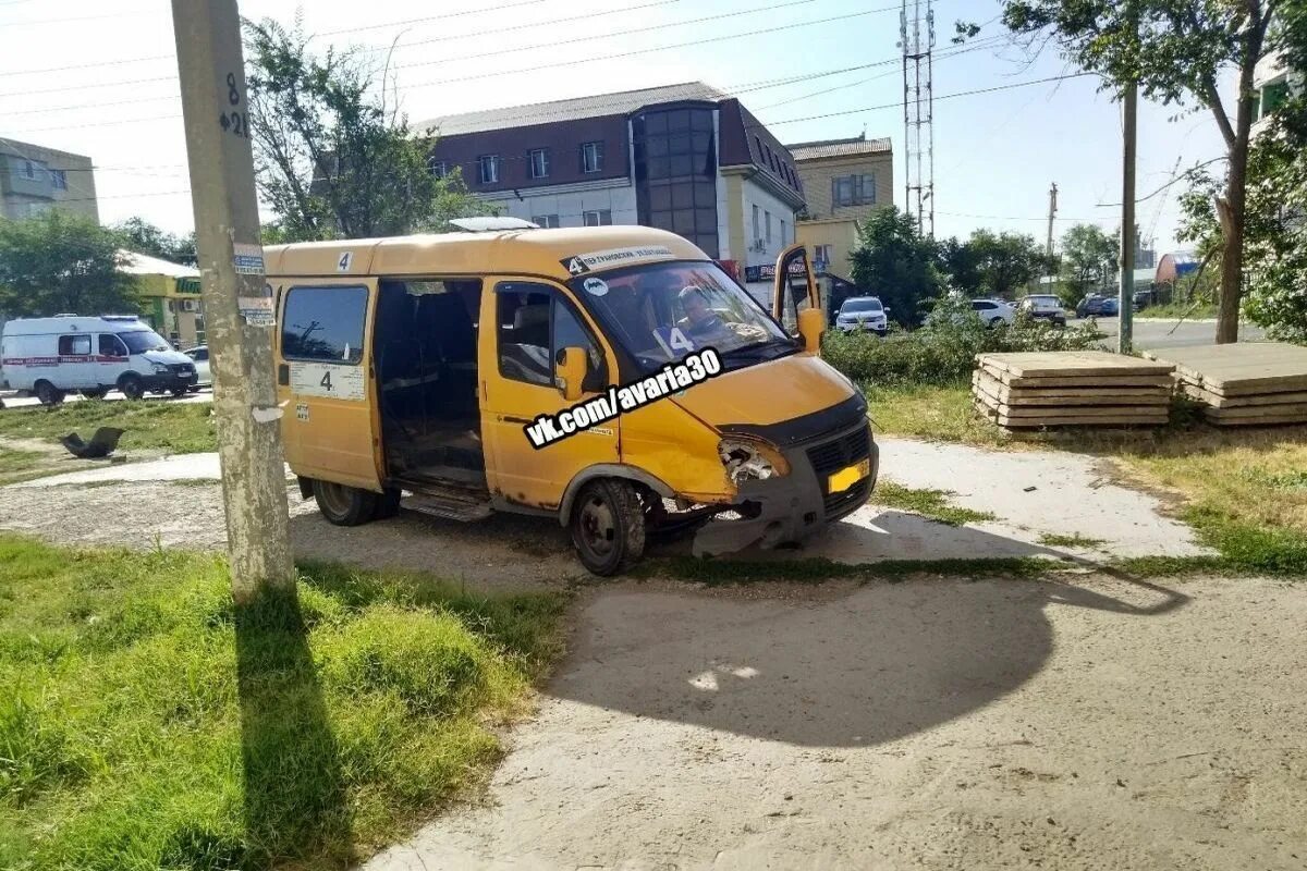 Астраханские маршрутки. Астраханский автобус. Авария такси Астрахань. Аварии с маршрутными такси Астрахани. 47 маршрутка астрахань