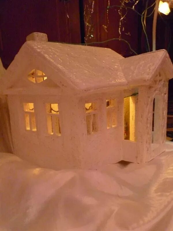 новогодние домики из пенопласта. новогодний домик из потолочной плитки. как сделать домик из потолочной плитки. новогодний домик из потолочной плитки. домик из потолочной плитки.