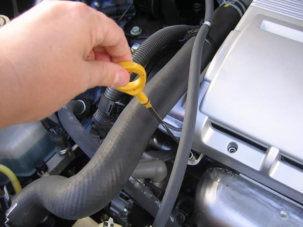 Где расположен щуп. Engine oil щуп для двигателя. масляный щуп лексус gx470. масляный щуп газон некст. проверка уровня масла на щупе.
