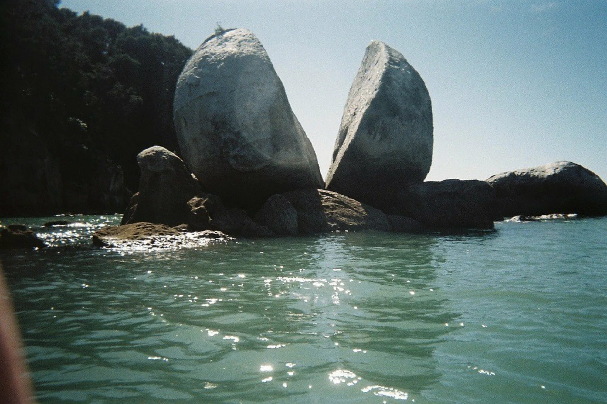 Камни в воде. Вода камень точит. Капля камень точит. Камень сточенный водой. Почему вода камень точит
