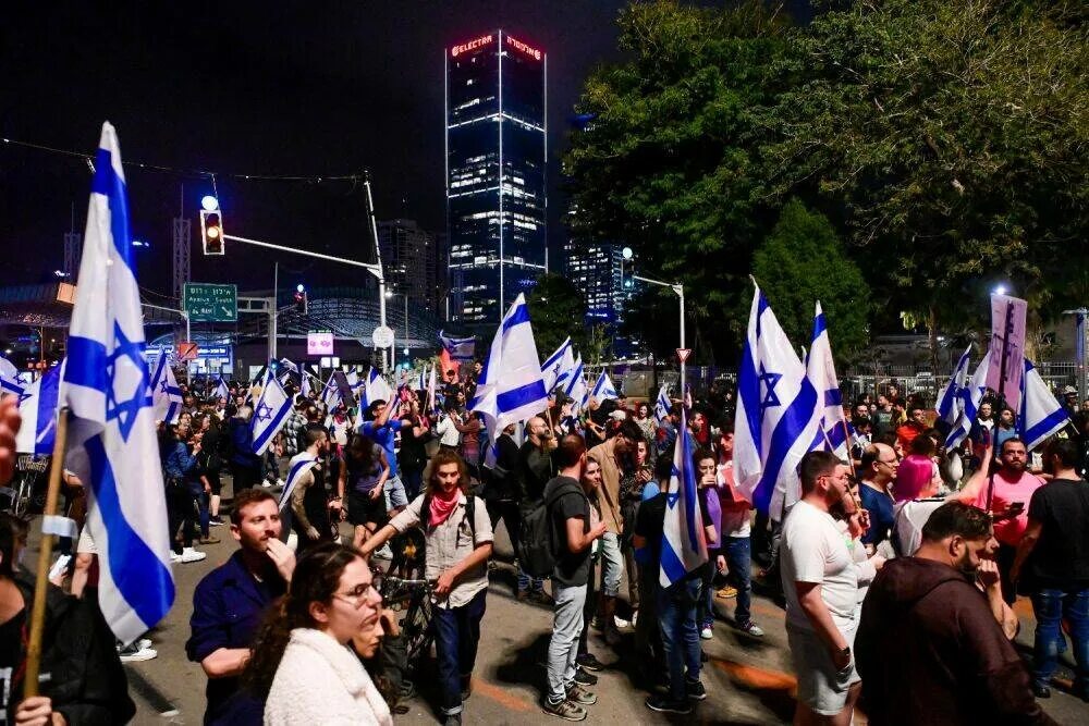 Протесты в Тель Авиве. Люди на улицах Израиля. Протестующие Израиля.