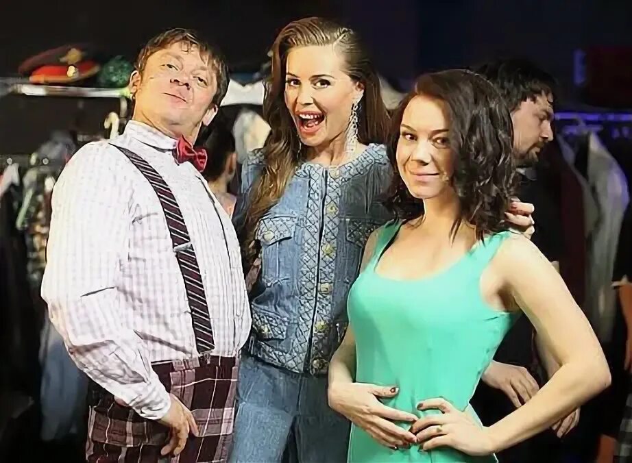 Уральские пельмени корпоратив. Жена собирает мужа на корпоратив уральские. Жена собирает мужа на корпоратив уральские. Жена собирает мужа на корпоратив уральские. Уральские пельмени нетиевский семья.