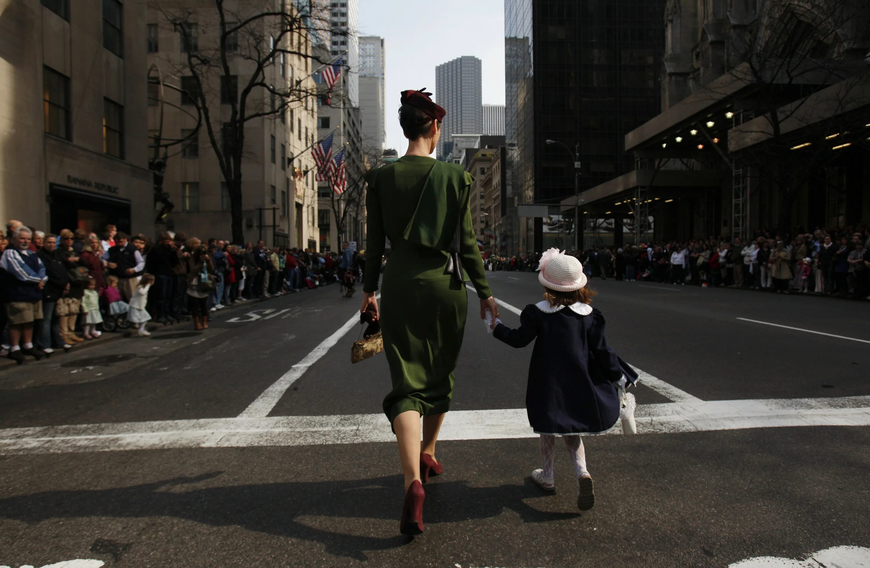 Стой мама идет. Мама с ребенком идут по улице. Мама с ребенком в городе. Ребенок идет по улице. Мама с дочкой идут по улице.