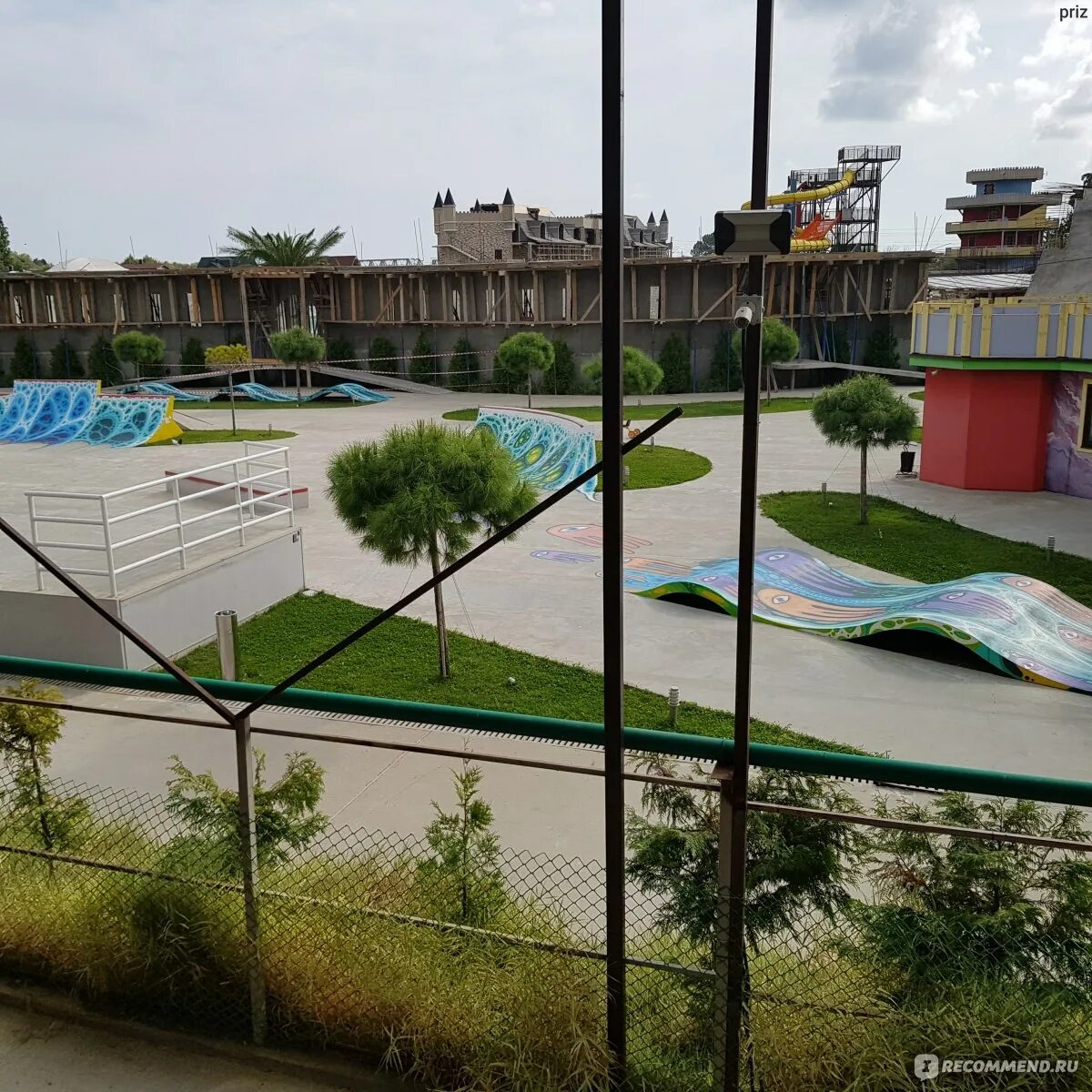 Краснодарский край сочи микрорайон головинка аквапарк. Замок у моря аквапарк головинка. Гостевой дом замок у моря головинка. Замок у моря аквапарк головинка. Аквапарк в головинке краснодарский край.