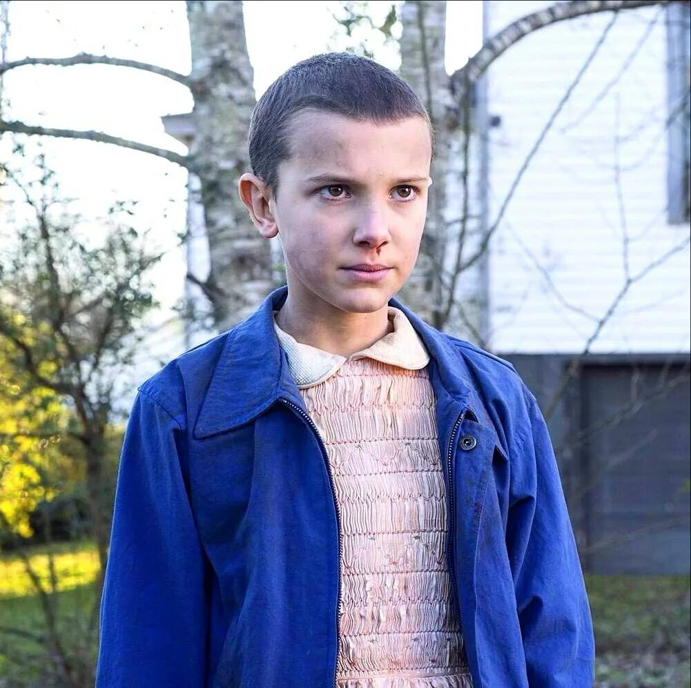 Милли бобби браун очень странные. Милли бобби браун. Eleven одиннадцать. Eleven одиннадцать. Милли бобби браун лысая.