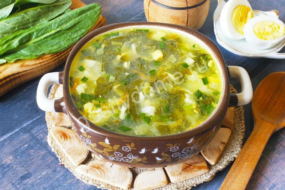 Рецепты зеленого борща со щавелем. Зелёный борщ с крапивой. Борщ зеленый украинский. Щавельный борщ с яйцом. Зеленый борщ.