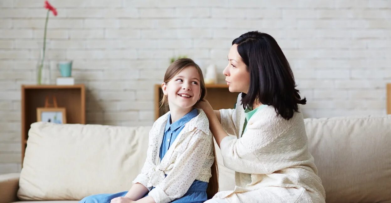 Мама дочка взаимопонимание. Parents with Kids. Lonely mother. Daughter watches mom