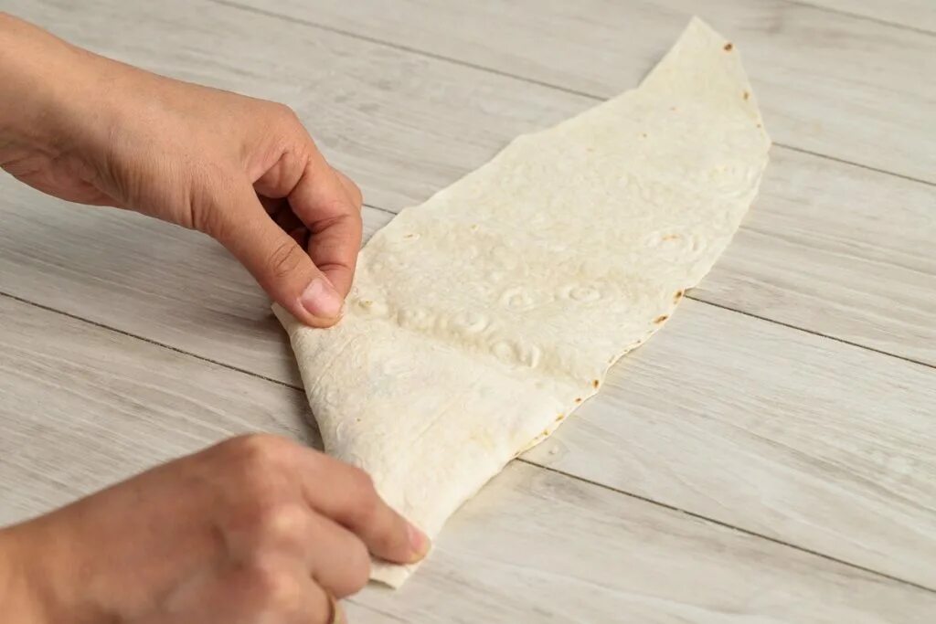 разрезаем складываем. бумага сложенная пополам. разрезание геометрических фигур для дошкольников. сгибание бумаги. складывание тканевых салфеток.