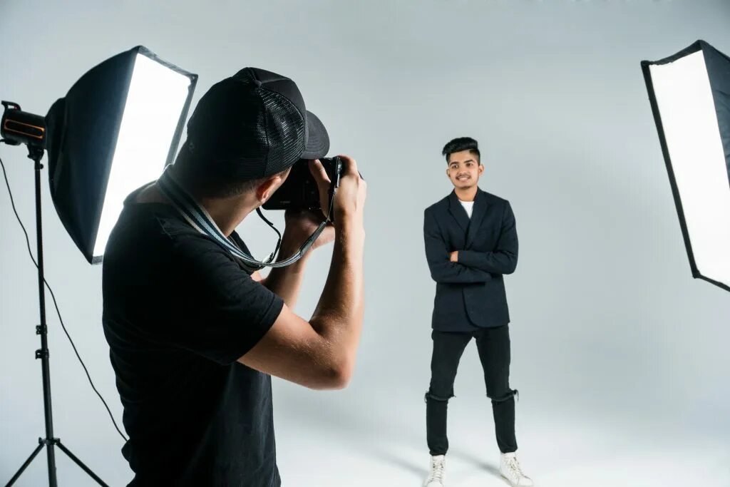 Mark work as a photographer. Рабочий процесс фото без лиц. photographer working. photograph in work process. является ди фотограф высшим образованием.