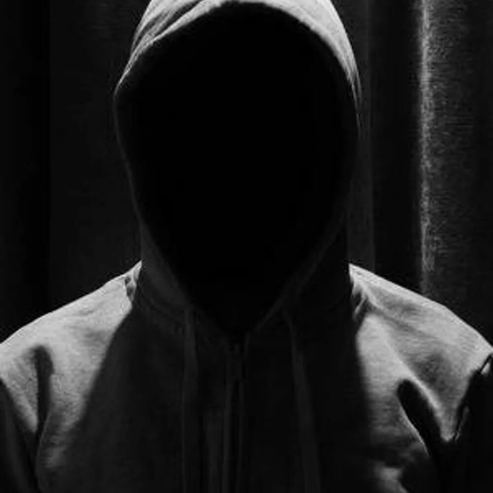 Человек в балахоне. Скрытое лицо. Парень в капюшоне. Тёмный человек в капюшоне. Скрыть лицо.