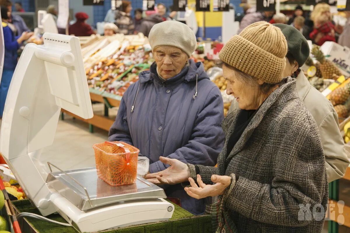 Пенсионеры в продуктовом магазине. Бабушка на кассе. Пенсионеры с продуктами. Высокие цены на продукты.
